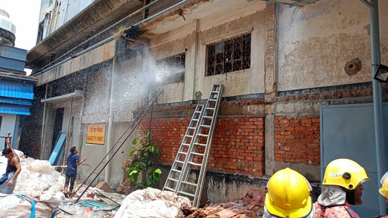 চট্টগ্রামে কার্টন গোডাউনে আগুন